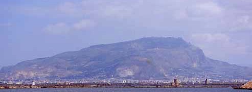 Il Monte Erice visto dalle Saline